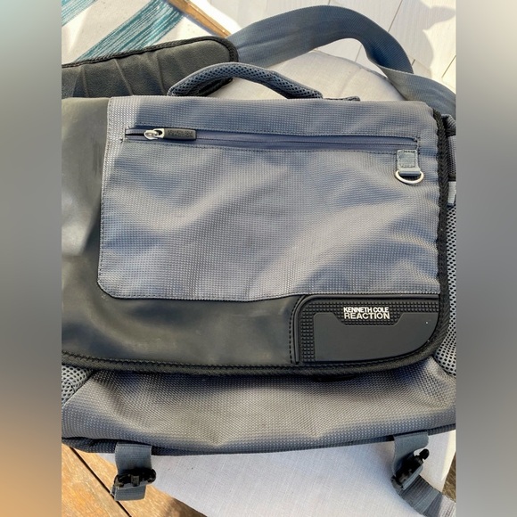 Kenneth Cole Reaction Laptop
Messenger Cross Body Bag Black & Gray Many Pockets - Picture 5 of 12